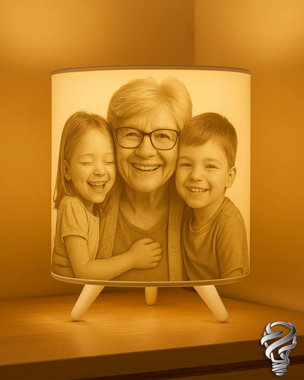 Lampe photo ILM3D Luma avec une grand-mère souriante entourée de ses deux petits-enfants